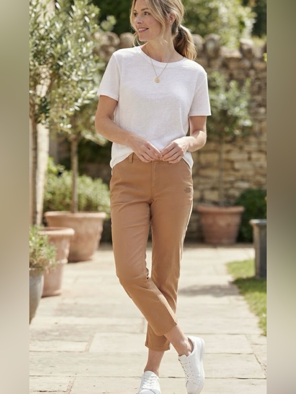 The North Face Women's Cropped Khaki Pants -Size 4 EUC